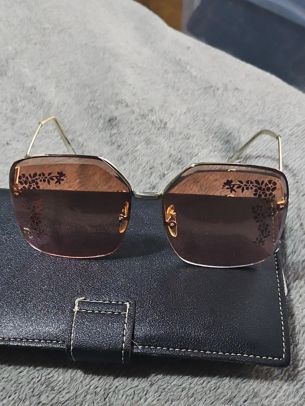 Womens Very Vintage Womens Etched Sunglasses